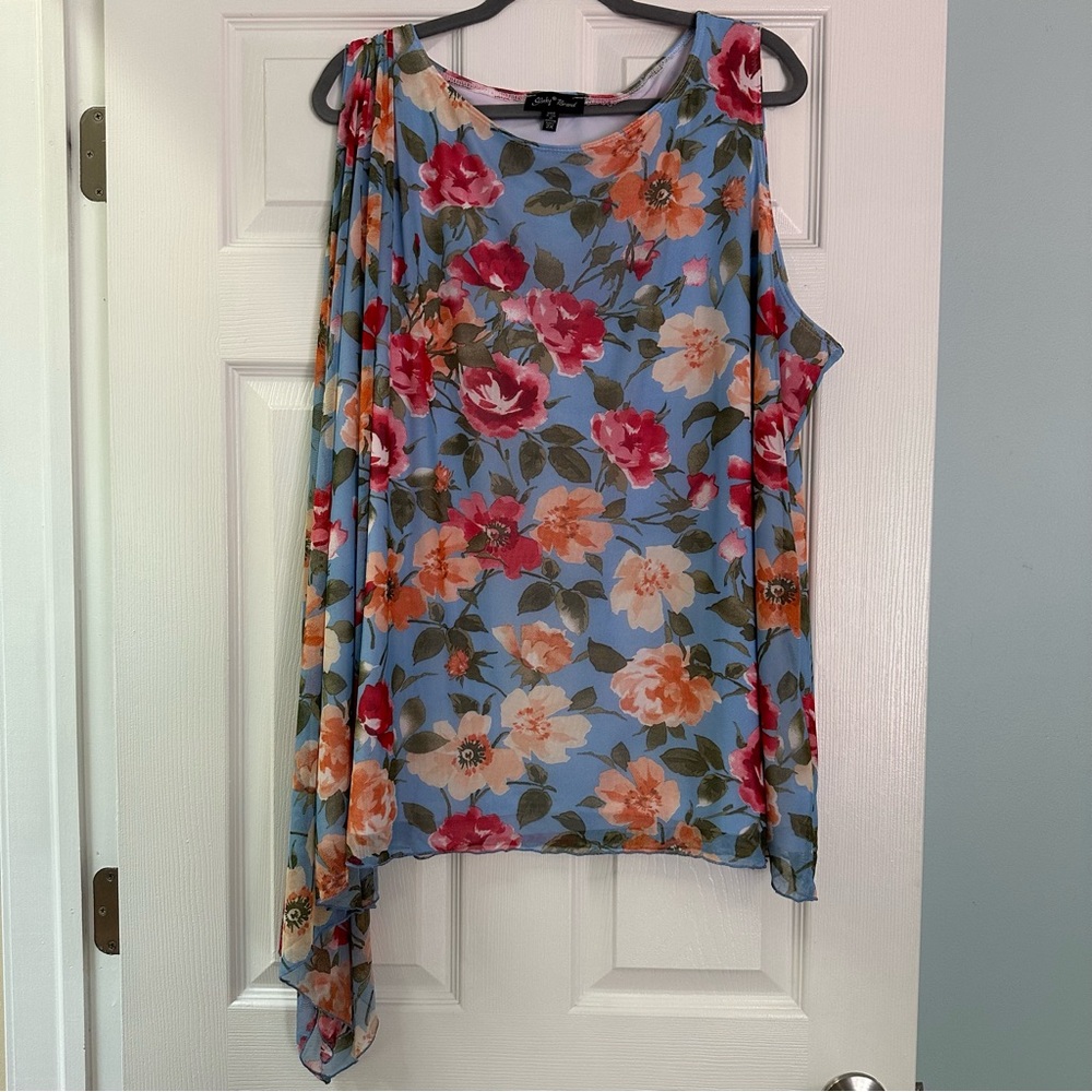 2X blouse in beautiful cornflower blue w/ rose print, sheer draping over one arm
